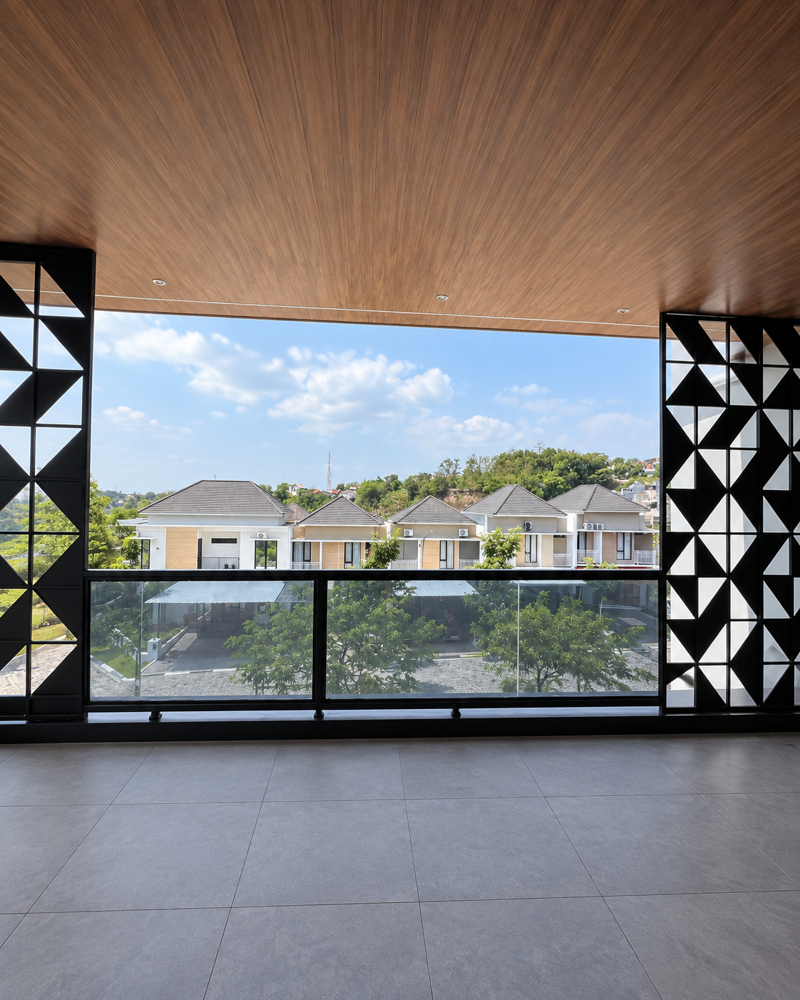 Detail plafon kayu dan railing kaca pada balkon
