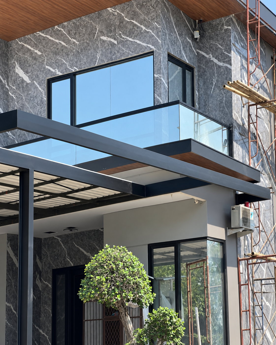 Tahap pelaksanaan fasad dan struktur carport